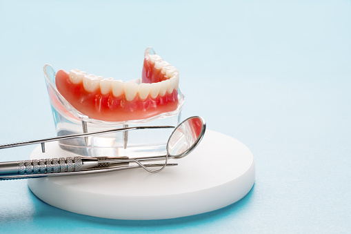 Réussir l’entretien des instruments dentaires : quelques étapes pour y parvenir